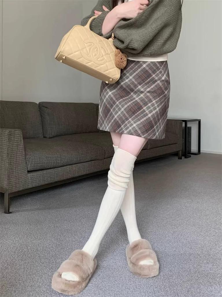 Plus Size Retro Plaid Woolen A-line Skirt for Pear-Shaped Women - Hip-Covering, Slimming Short Skirt for Autumn/Winter