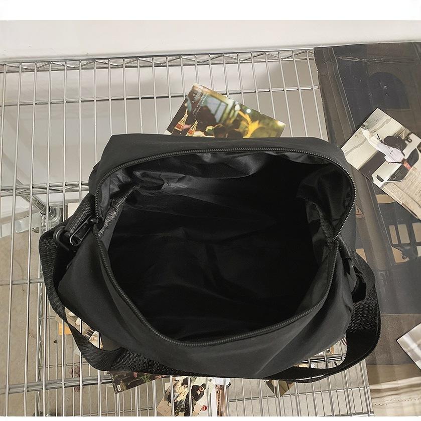 Multi Functional Fitness Bags Women and Men Slung Travel Bags Sports Bags and Large Capacity Satchel Training Bags.