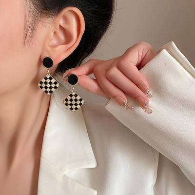 Boucles d'oreilles géométriques en argent S925 à motif damier noir – Design léger et luxueux pour femme (2023)