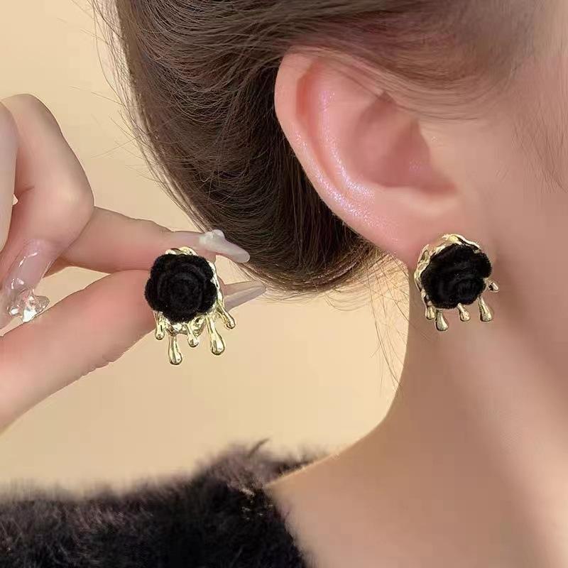 

Vintage Sweet Cool Velvet Rose Drop Earrings for Women Ladies French Style Flowers Stud Earrings Wedding Jewelry Accessories