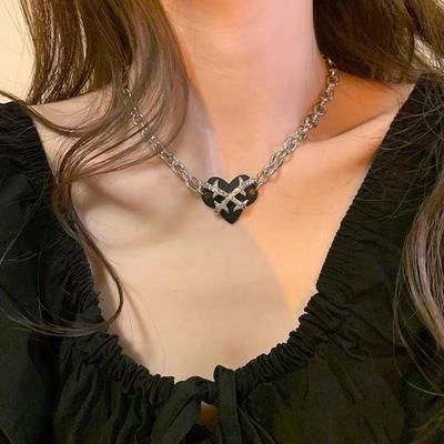 Trendy Hip-Hop Heart Necklace: Sweet & Cool Clavicle Chain for Women.