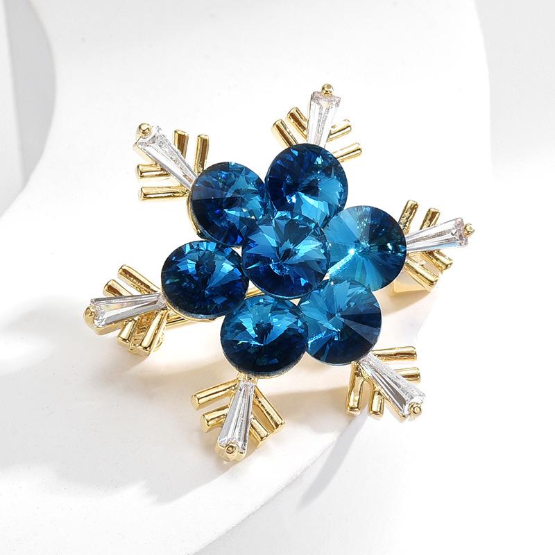 

Элегантная высококачественная хрустальная снежинка на груди игла женская темпераментная мода, необходимо предотвратить легкую пряжку с фиксированной одеждой, цветок на груди