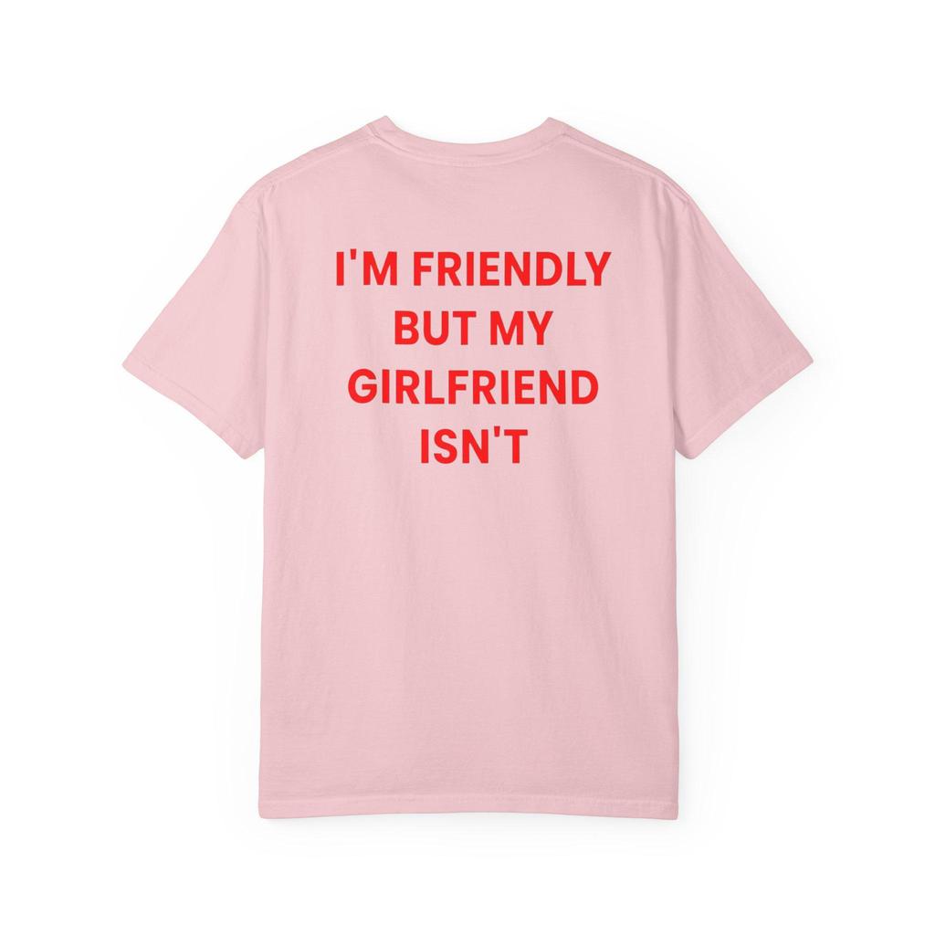 Lustiges Freundin Shirt Ich bin freundlich Aber Meine Freundin Nicht Lustiges Geschenk für Freund Sarkastisches Partner Shirt Lustiges Unisex T-Shirt