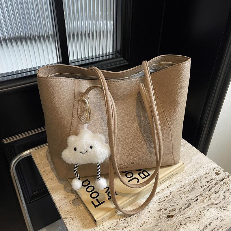 Simple and Casual Fashionable Commuter Shoulder Bag with Large Capacity Tote Bag for Women