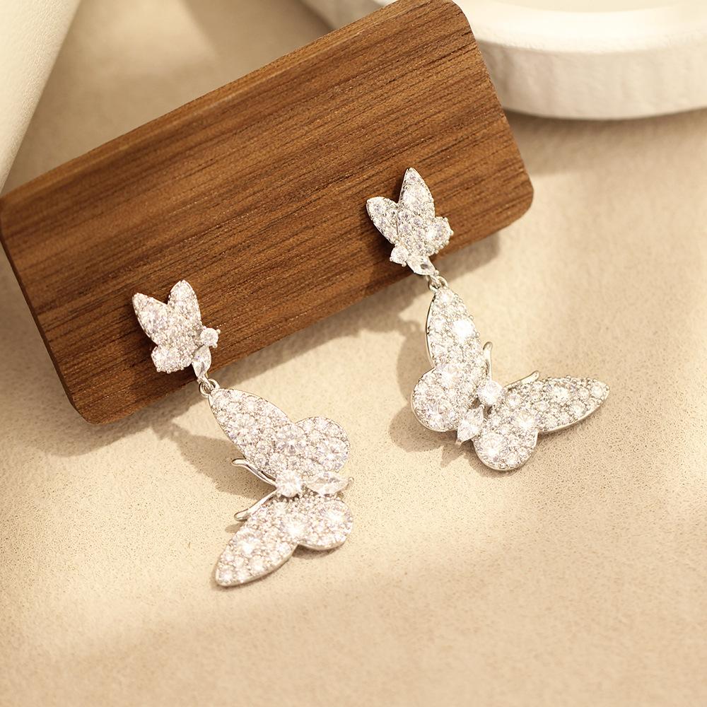 Light luxury exquisite double butterfly earrings, women's ear clips, high-end temperament fashion earrings, niche earrings without earrings