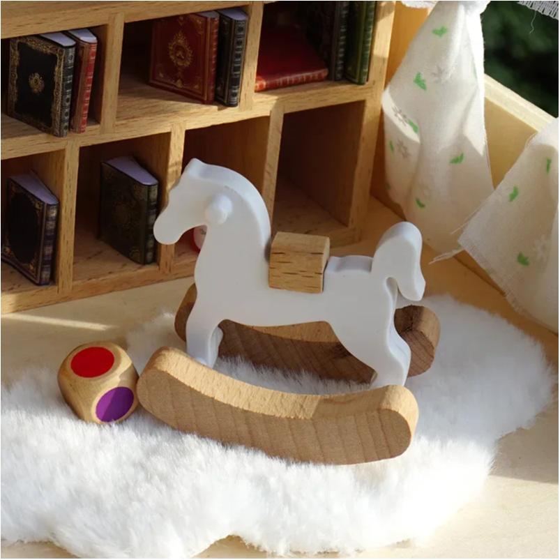 Mini Ahşap At Oyuncak Model Bebek Dekoratif Aksesuarlar Basit Küçük Ahşap At Sallanan At Bebek Evi Süsleri Ev Dekoru