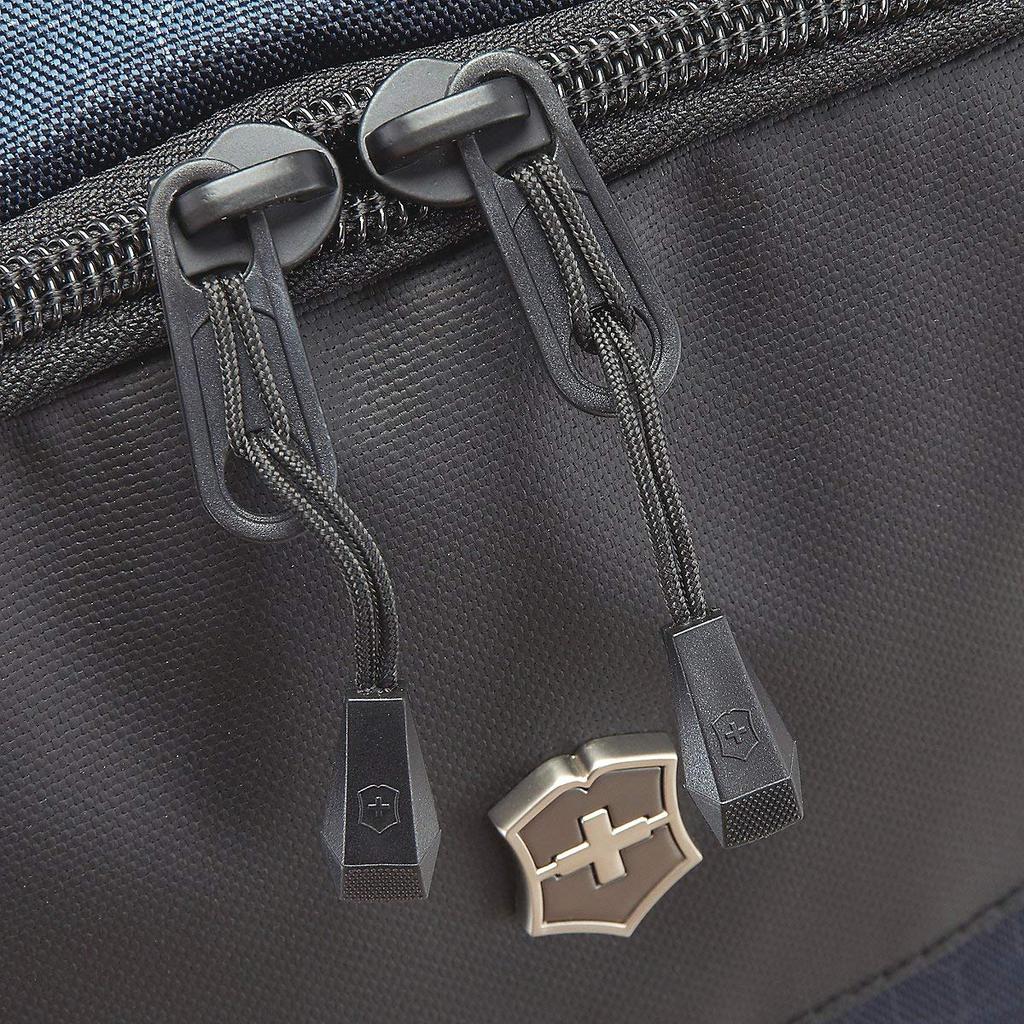 Altmont Original Standard Backpack Functional and comfortable backpack for business Features mesh key pen name and side 25L 606738 [Victorinox] - use.