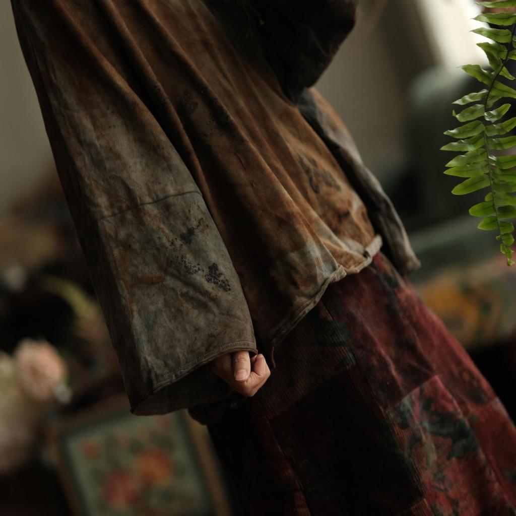 Altes Ton-Leichtbaumwoll-Retro-Hemd im chinesischen Stil mit schrägem Revers & Froschknöpfen - Pflanzengefärbt in Ascheton