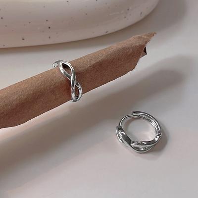 Boucles d'oreilles en métal creux torsadé, boucles d'oreilles féminines simples, légères et luxueuses pour les déplacements quotidiens