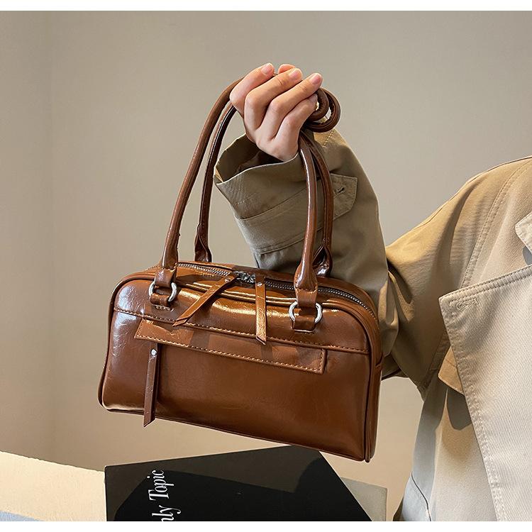 

Корейская версия модной женской сумки-багета высокого класса, новая простая PU сумка для боулинга 2025 года, универсальная сумка через плечо 27*10*15 коричневый