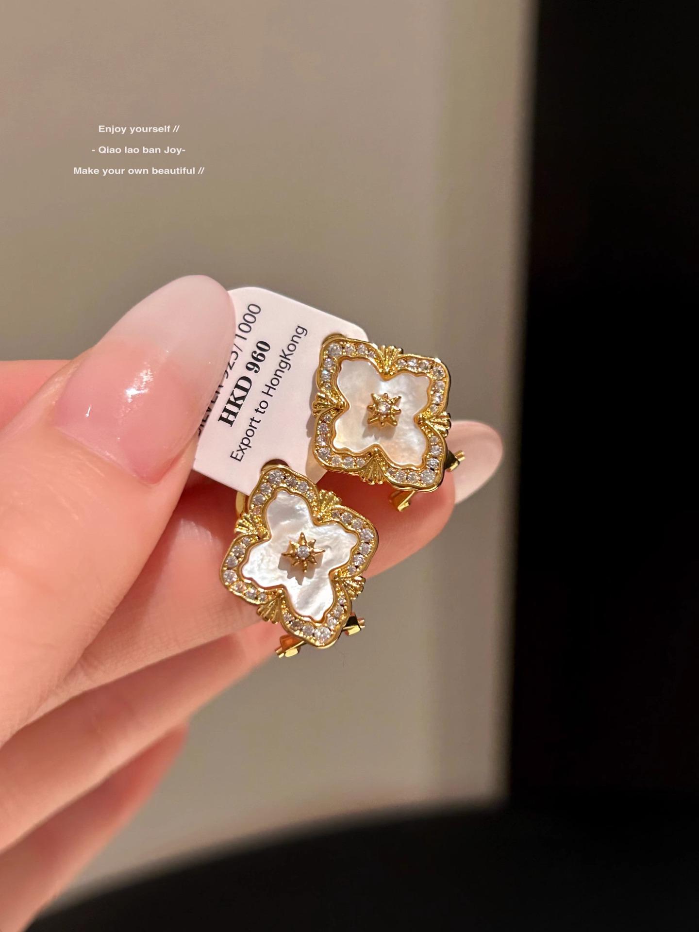 

Джо Босс Радість Бучеллаті Колекція Конюшина: Розкішний набір з намиста, браслета та кільця з перламутру.