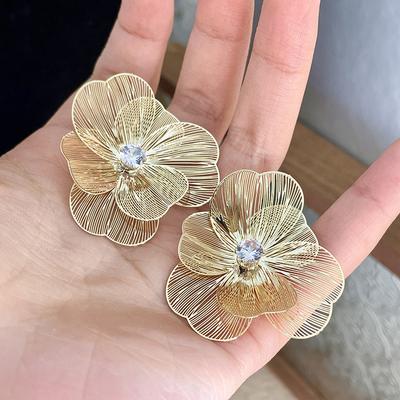 2024 mode Hohl Gold Farbe Metall Ohrringe für Frauen Große Übertrieben Blume Stud Ohrringe Schmuck Geschenke