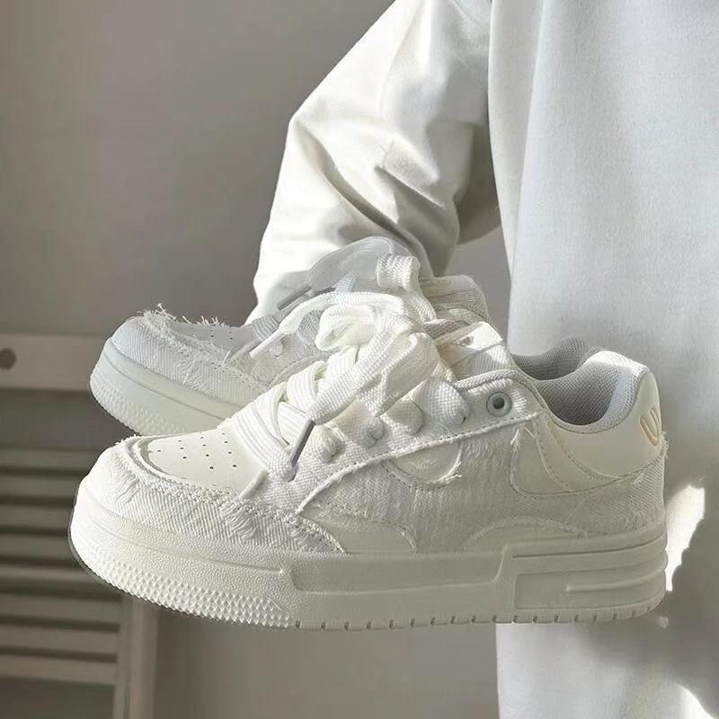 

2025 Новые женские кожаные балетки Весенняя мода Дышащие вулканизированные белые кроссовки на шнуровке на толстой подошве Повседневная обувь для женщин 35 белый