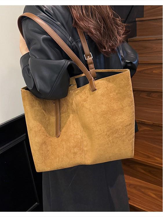 Korean-Style Trendy Mylar Women's Tote: Large Capacity, Versatile Commuter Shoulder Bag for Autumn/Winter