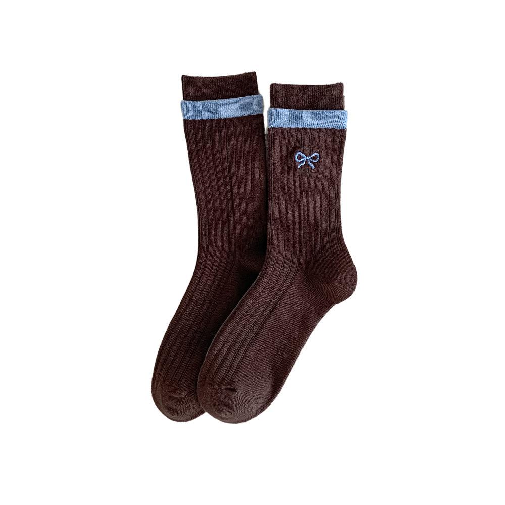 

The Women s Mid-calf Socks with A Retro Striped Style in Autumn and Winter, Paired with Loafers, Are Fashionable and Versatile 1 pair