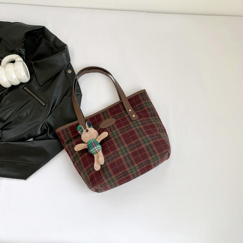 

Корейская версия красивой простой сумки через плечо, повседневная сумка Niche Spring, большая вместительная сумка, женская новая сумка для поездок на работу Without pendant