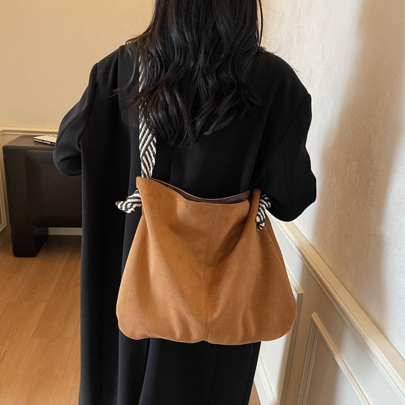 Frosted retro bag women's large capacity 2025 new autumn and winter versatile shoulder messenger bag commuter tote bag women's bag