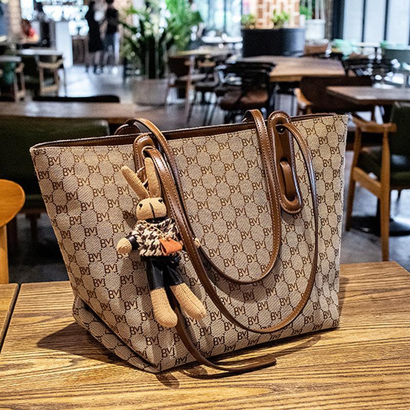 

Contrasting Color Trend Casual Tote Large Bag Niche Fashion Casual Versatile Large Capacity Shoulder Bag темно-коричневого кольору