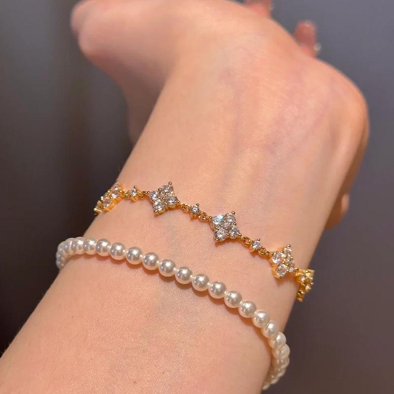 Pulseira de Zircônia Trevo de Quatro Folhas Europeia e Americana de Luxo - Joia Elegante e Versátil com Cordão para Mulheres