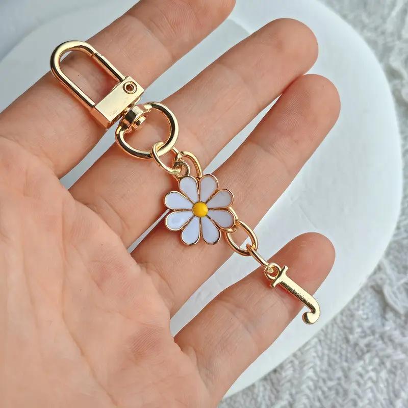 Metal Daisy Letter Keychain Fashion A-Z 26 Letters Keyring Charms Mobile Phone Key Holders Bag Pendant Accessories Couple Gift