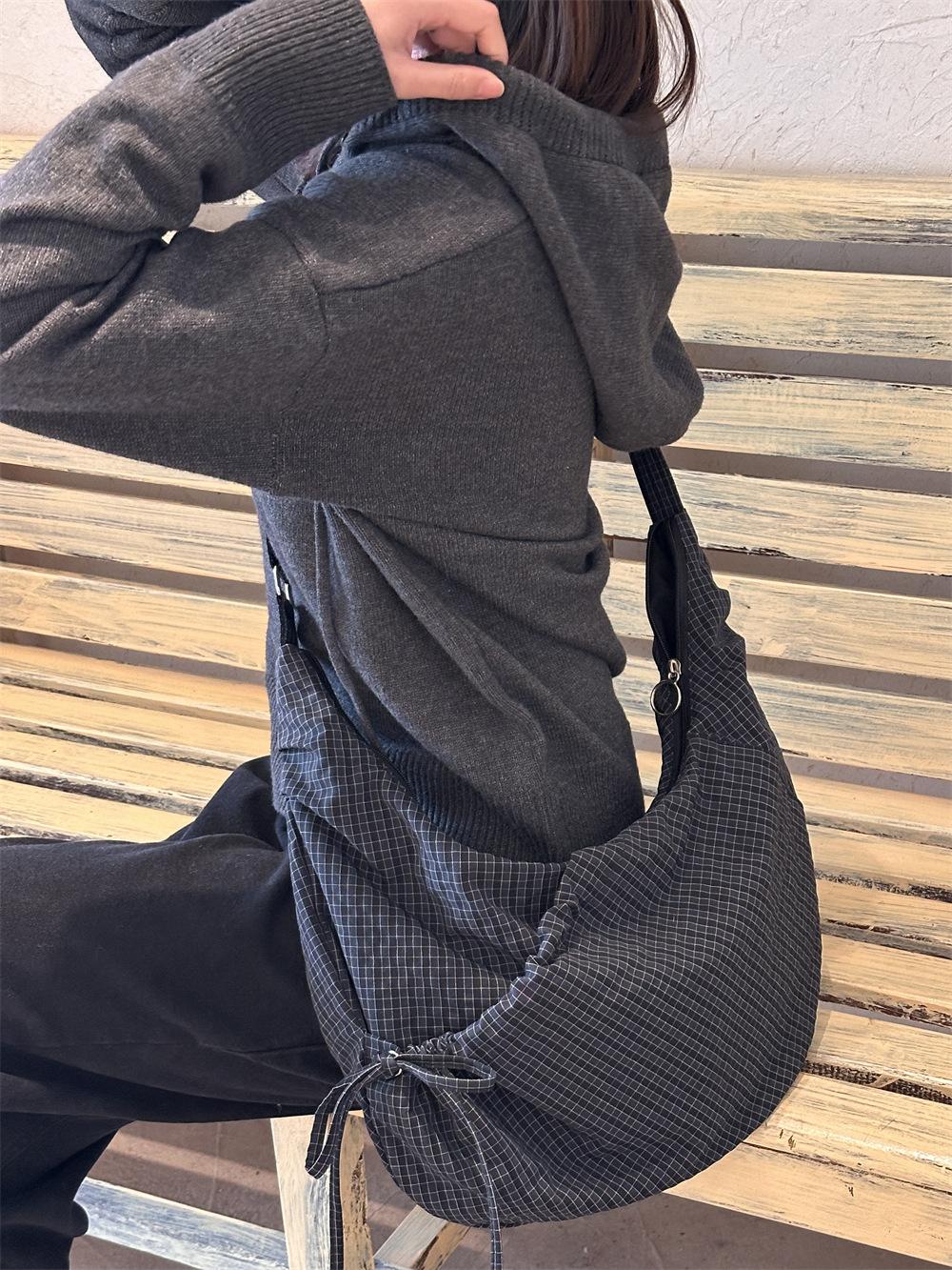 

Retro Plaid Hobos Shoulder Bags for Women Drawstring Pocket Nylon Dumpling Bag Large Capacity Portable Travel Messenger Bag