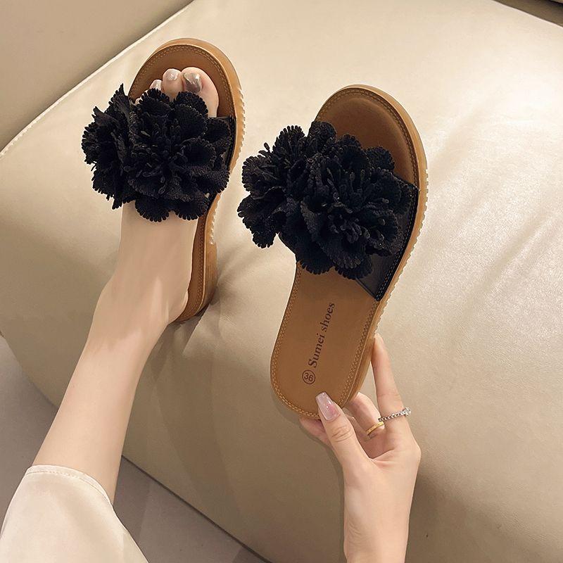 Fashion Internet celebrity versatile slippers female 2025 summer wear fairy wind flowers flat bottom beautiful beach sandals