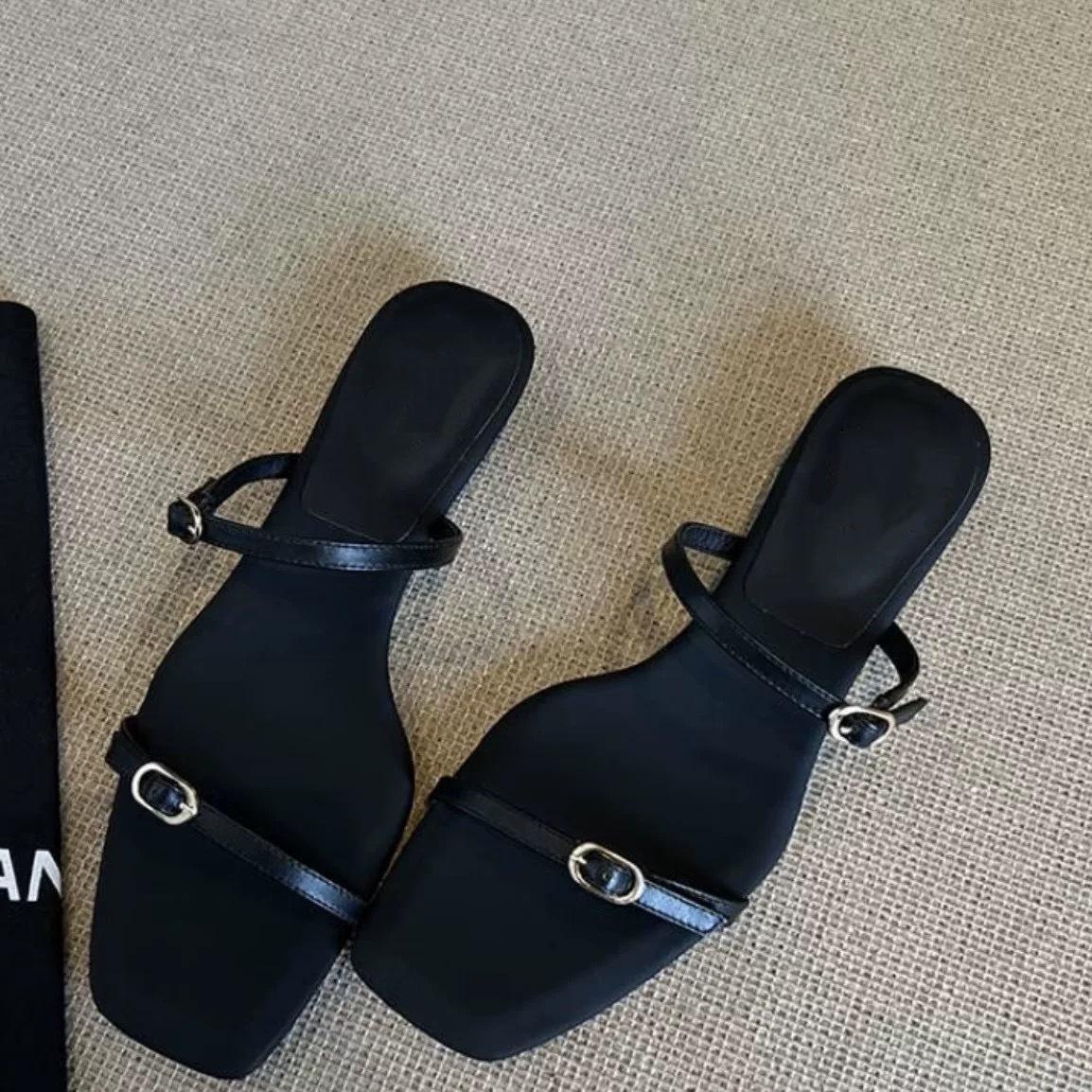 

Версия из коровьей кожи~ Французский маленький наклонный каблук квадратный носок с сандалиями женские 2025 лето новые с открытым носком на плоской подошве прохладные шлепанцы 40 чёрный