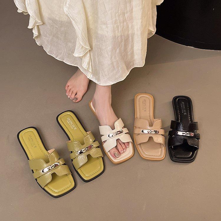 Silver small lock flat shoes 2025 new open-toe slippers holiday fashion wear French sandals