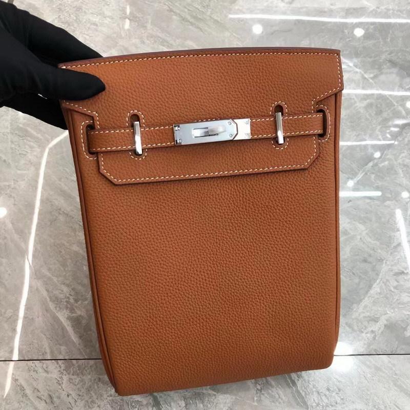 

2025 Новая кожа унисекс мужская и женская одинаковая первый слой коровьей кожи круглая прорезь для замка нагрудная сумка на одно плечо кожаный рюкзак about 18 * height 28 * width 8 cm