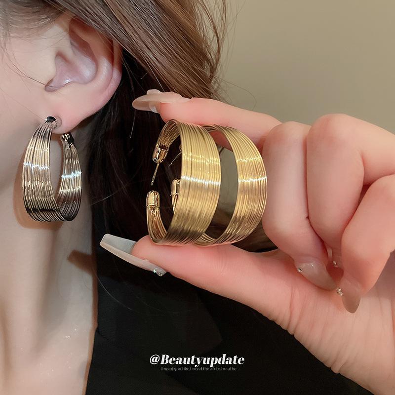 Europäischer & Amerikanischer Stil Geometrisches Mehrlagiges Metall-Halskettenset - Kaltes, Nischen- und Schickes Design für Frauen.