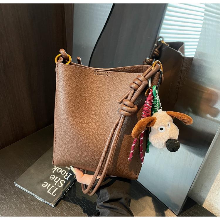 

This year s popular bag women s autumn and winter versatile 2024 new fashionable retro women s shoulder crossbody bucket bag темно-коричневого кольору