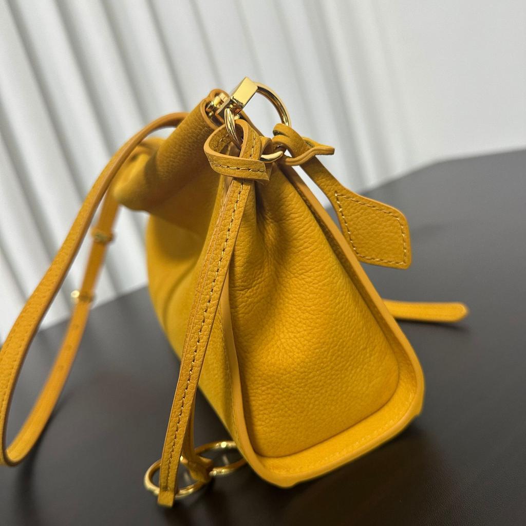 French niche design minimalist style cowhide shoulder armpit bag commuting simple fashion versatile women's fashion baguette bag