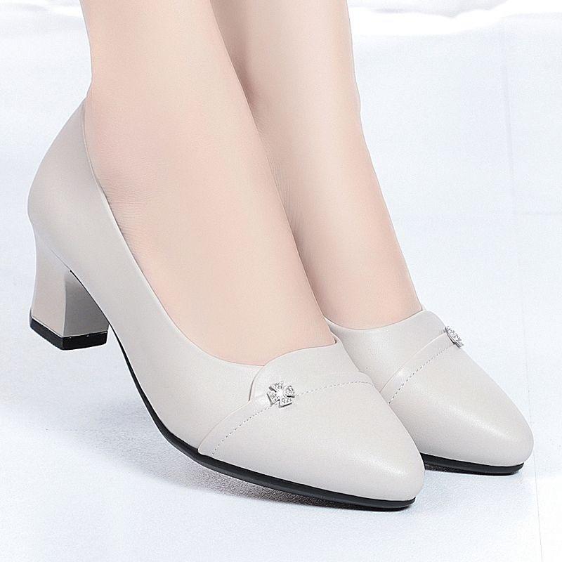 Soft sole soft leather thick heel middle heel single shoes middleaged mother shoes new spring and autumn commuting versatile casual single shoes wome