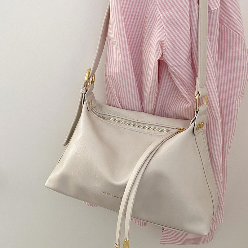 

Корейская версия нишевой модной сумки для женщин, новинка 2023 года, простая сумка подмышки, высококачественная текстурированная сумка через плечо, маленькая квадратная сумка