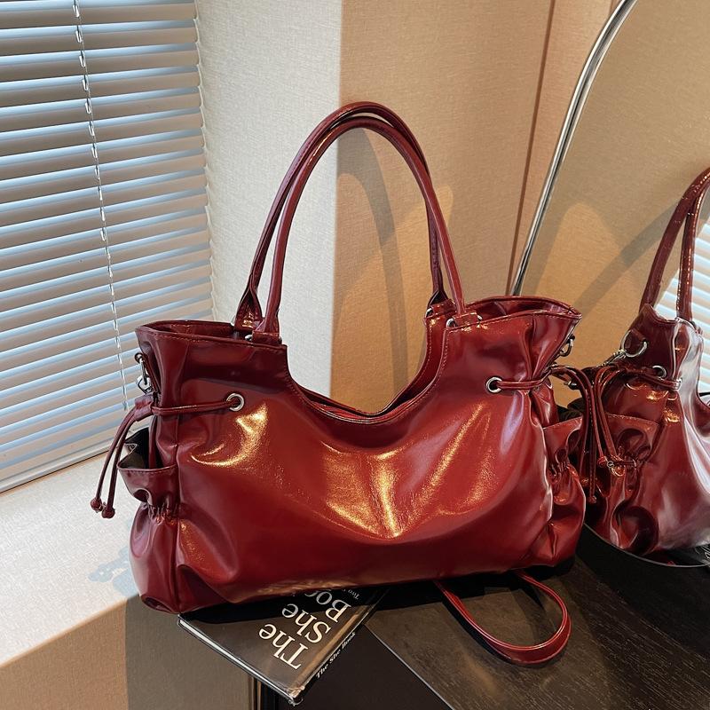 Simple and Retro Office Commuting Bag Handbag with Large Capacity Fashionable and Casual Shoulder Bag