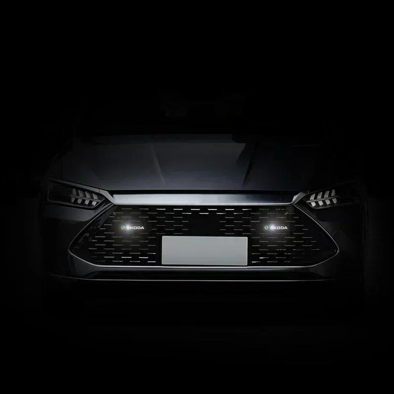 Samolepka na auto 2025 Nová 1/2 ks Dekorativní světlo na auto LED Znak na přední masku Odznak Dekorace Pro Skoda Octavia Fabia RS Kamiq Kodia