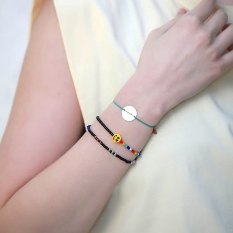 BONBEAU Armband mit Regenbogenperlen und Smiley-Anhänger, 5 Farben