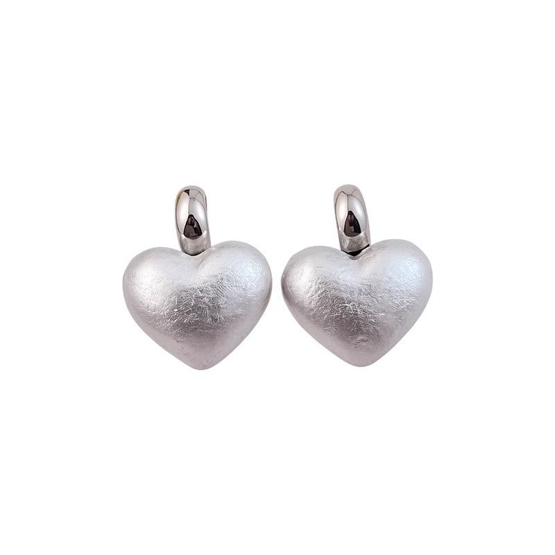 Elegant Heart-Shaped Pearl Stud Earrings, Face-Slimming Fashion, Silver Needle, Versatile, High-End Look