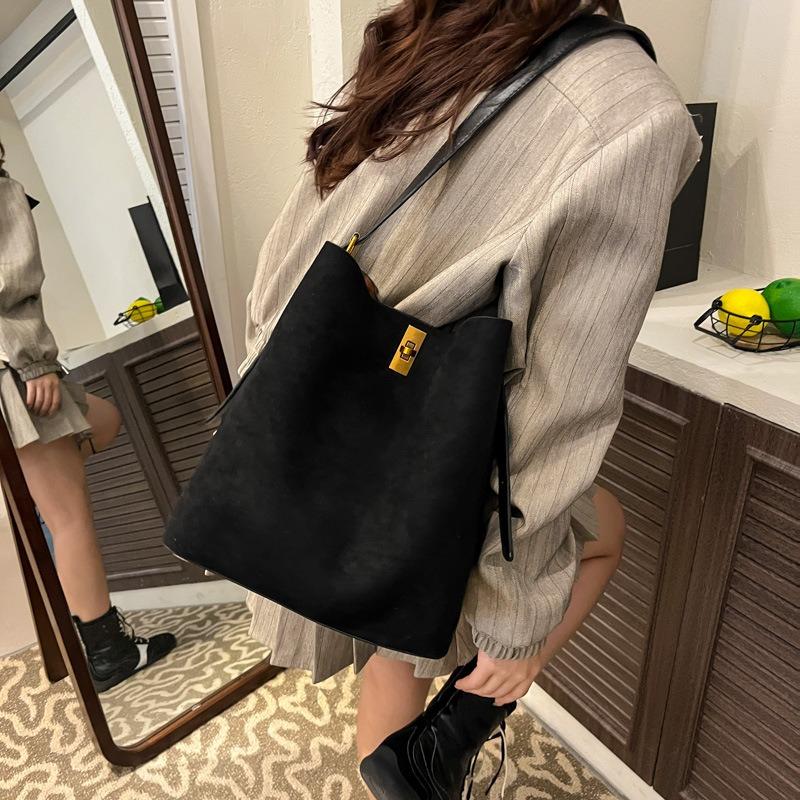 Autumn and Winter Bucket Bag Retro Suede Large-capacity Tote Bag Women's New Versatile Single Shoulder Messenger Mother and Child Bag
