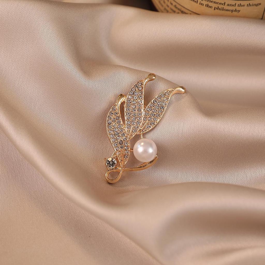 Ruyi Pipa Brooch: Elegant Classic Pearl Pin for Women’s Cheongsam