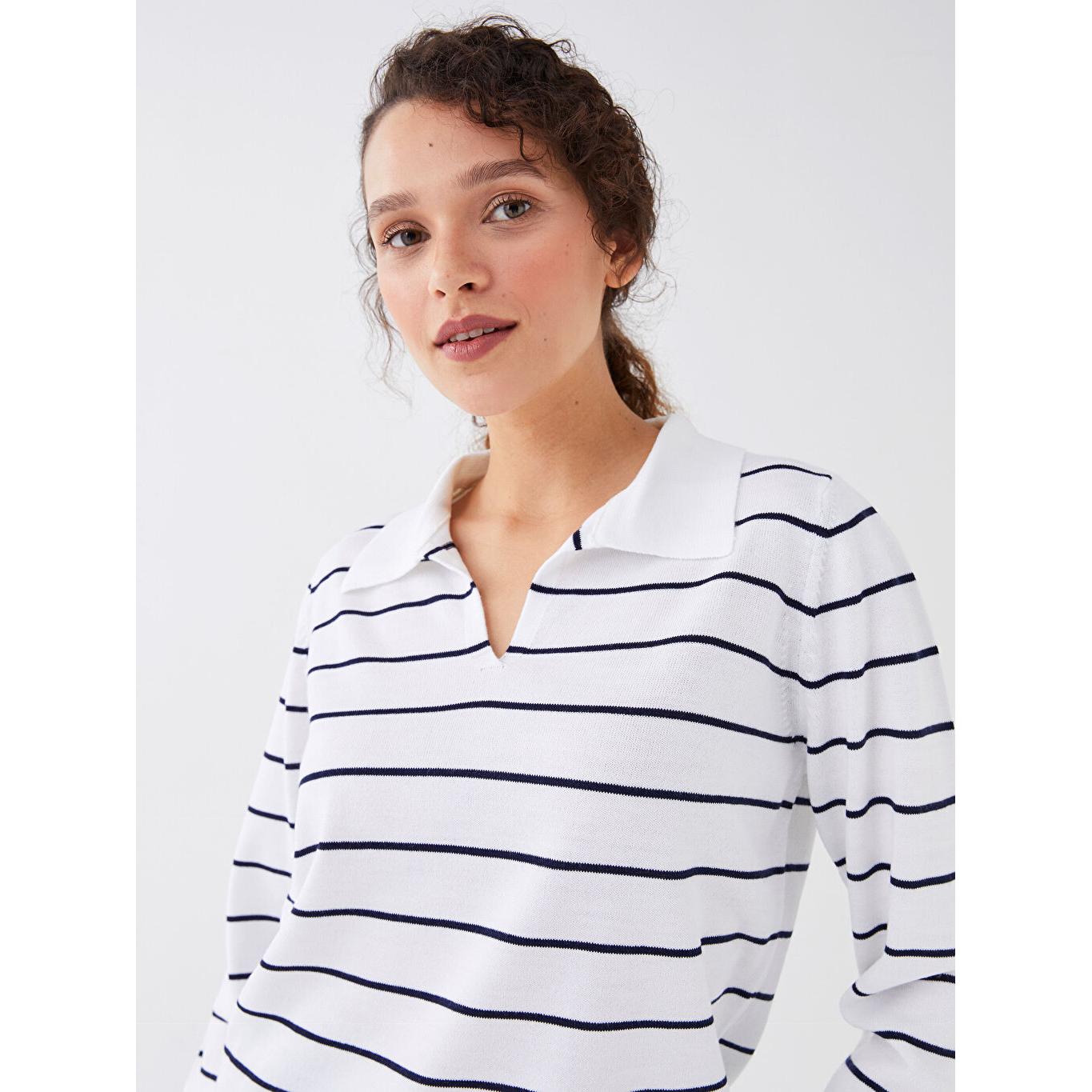 

Женский трикотажный свитер в полоску с длинным рукавом и воротником-поло цвета экрю