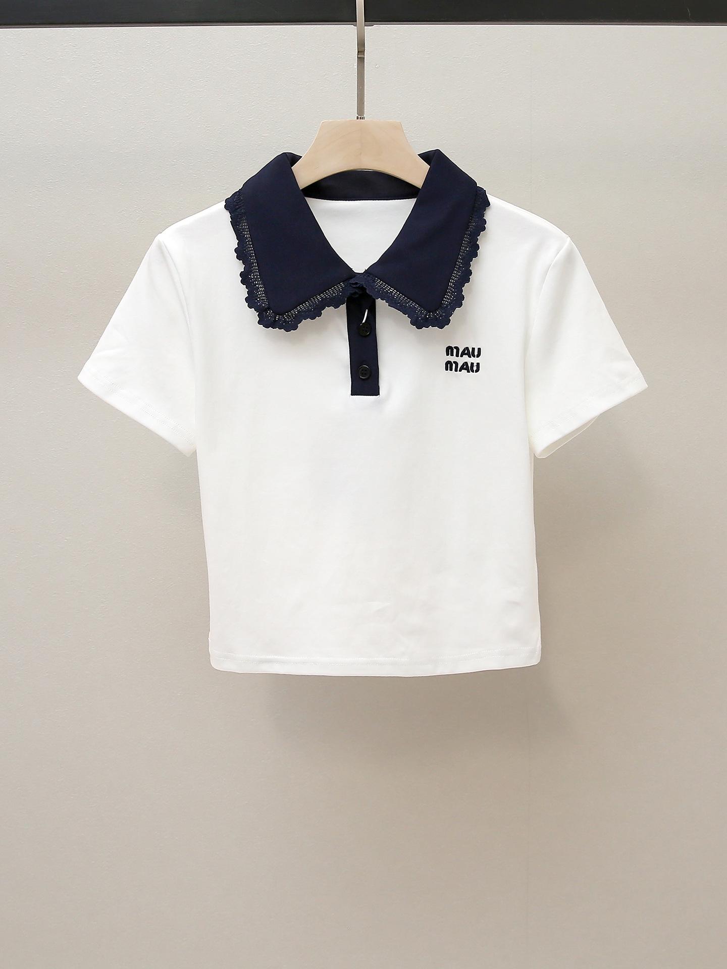 

Элегантная французская футболка-поло с коротким рукавом и облегающего силуэта, с воротником Питер Пэн и колор-блоком в нежных тонах - Женская осенняя коллекция Medium