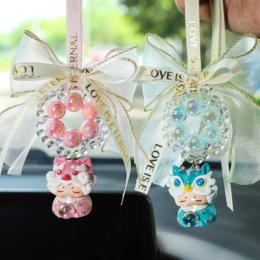 

С куклой, автомобильной цепочкой, подвеской, конфетным шариком, зеркалом заднего вида, подвесным украшением, кольцом для ключей от автомобиля