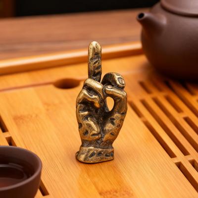 Yousheng Mittelfinger-Figur, Messing-Gold, freistehende Handskulptur, Kupfer-Mittelfinger-Taschen-Glücksbringer für Zuhause, Regal oder Schreibtisch.