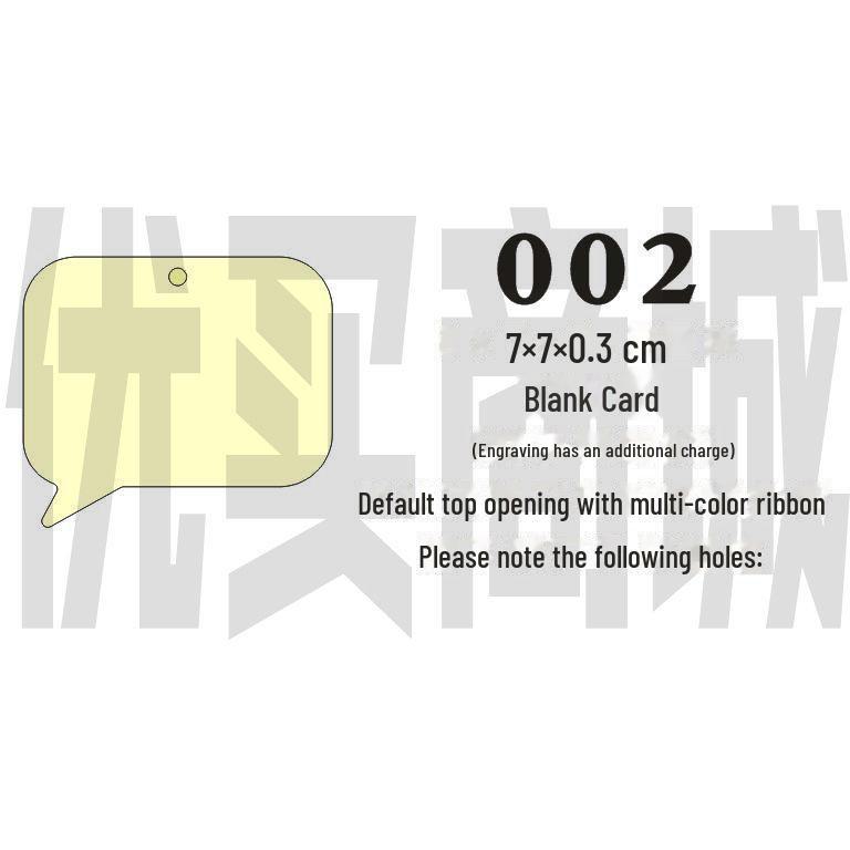 Gravovaná dřevěná karta s přáním s prázdnou visačkou a závěsnou cedulkou