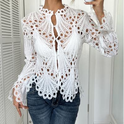 Dies ist ein neuer Herbststil aus modischer und sexy Cut-out-Spitze mit Stehkragen, ausgestellten Ärmeln und atmungsaktivem Strickspitzenhemd.