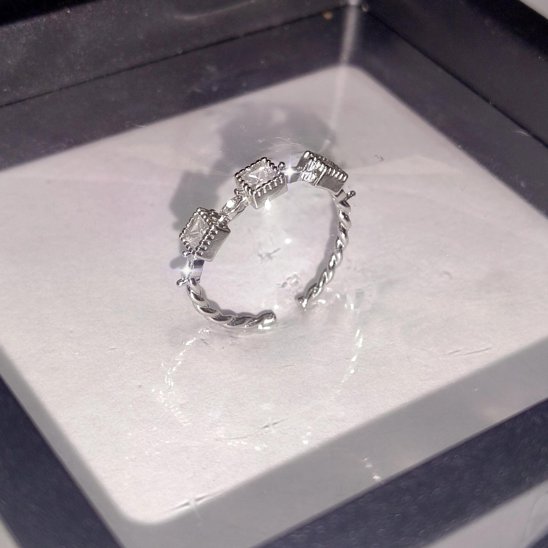 

Изысканное корейское кольцо с квадратным бриллиантом из циркония: Элегантный, Минималистичный, Открытый Дизайн с Индексом для Женщин Square Diamond Ring серебряный