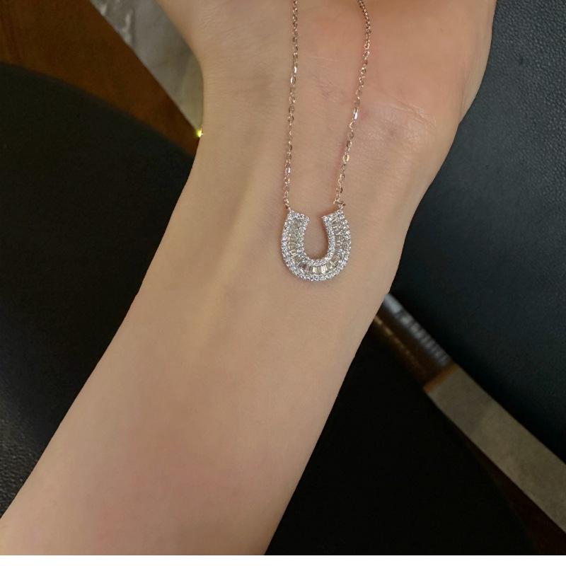 Korean Fashion Zircon Horseshoe Necklace: Luxurious, Versatile Accessory for Any Occasion