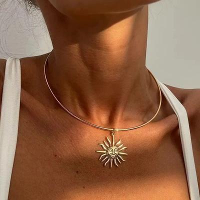 Hladký Vintage Zlatý Kovový Tenký Choker Retro Náhrdelník pro Ženy Trendy Náhrdelník se Slunečním Přívěskem Torques Letní Krční Řetízek Šperky