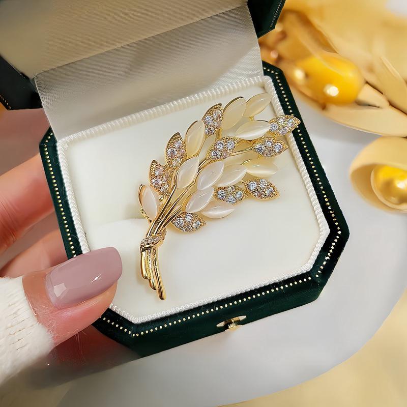 2025 Elegant Deer Brooch with Cat's Eye Rhinestone for Suit or Clothing Accessory